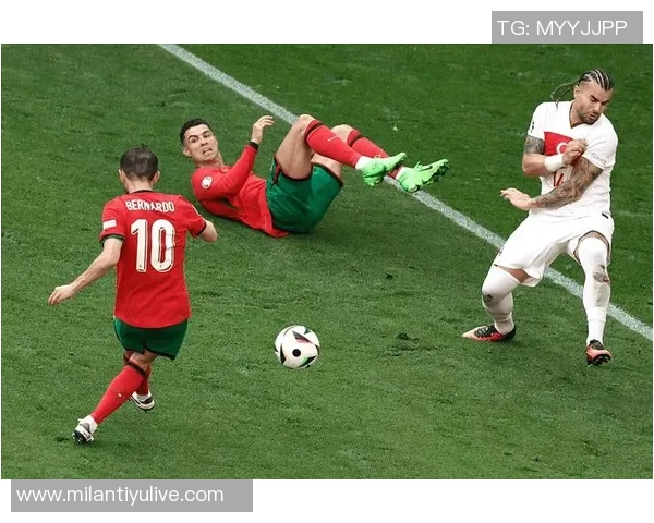 佩佩回忆初见C罗时光：17岁少年训练后啃苹果健身的故事