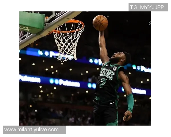 杰伦布朗轻松发挥仅用25分钟便斩获19分6篮板6助攻的精彩表现